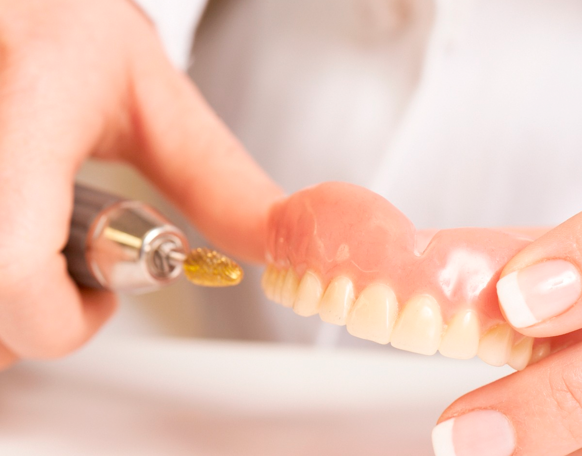 Коррекция съемного зубного протеза